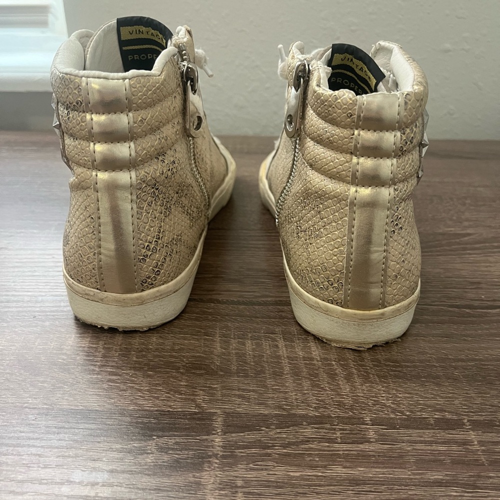 Vintage Havana White and Tan Star Sneakers - Picture 3 of 7